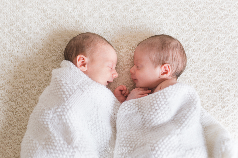 Photographe nouveau-ne bebe naissance seance photo Lyon jumeaux jumelles nourrisson-1