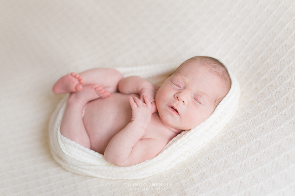 Photographe nouveau-ne bebe naissance seance photo Lyon jumeaux jumelles nourrisson-10