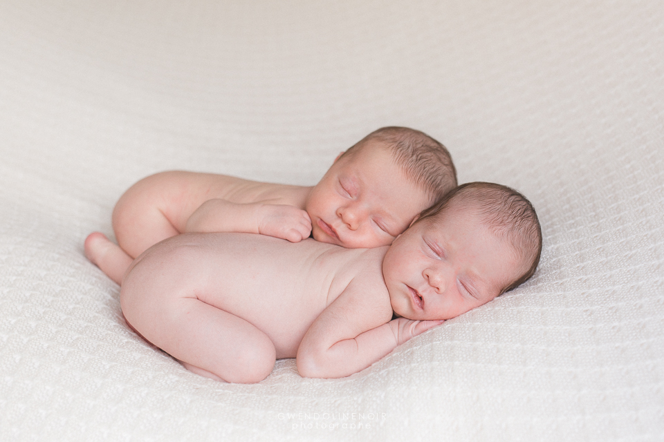 Photographe nouveau-ne bebe naissance seance photo Lyon jumeaux jumelles nourrisson-13
