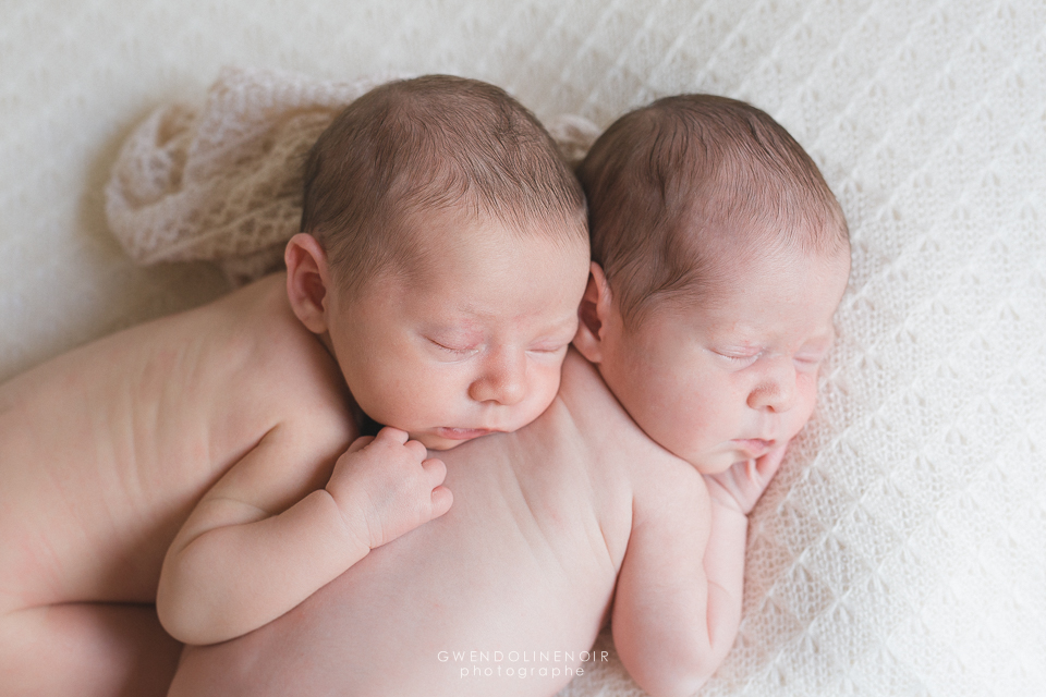 Photographe nouveau-ne bebe naissance seance photo Lyon jumeaux jumelles nourrisson-14