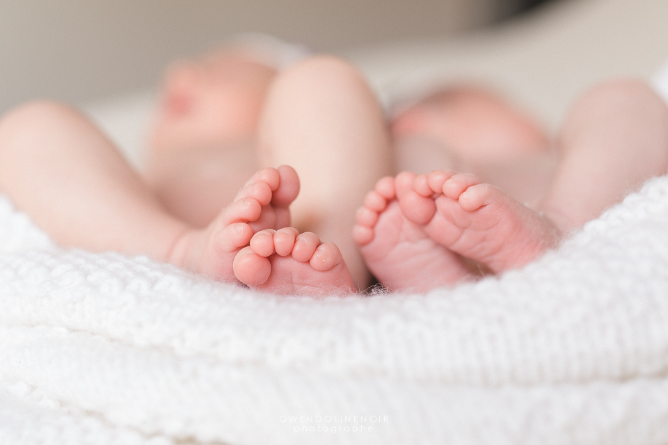 Photographe nouveau-ne bebe naissance seance photo Lyon jumeaux jumelles nourrisson-24