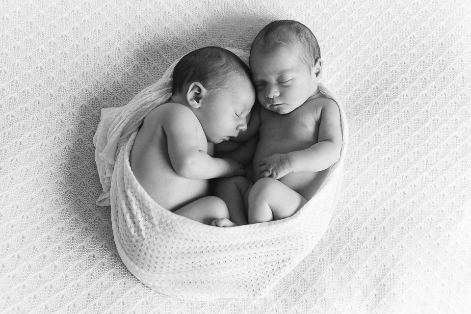 Photographe nouveau-ne bebe naissance seance photo Lyon jumeaux jumelles nourrisson-6