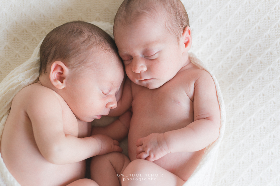 Photographe nouveau-ne bebe naissance seance photo Lyon jumeaux jumelles nourrisson-7
