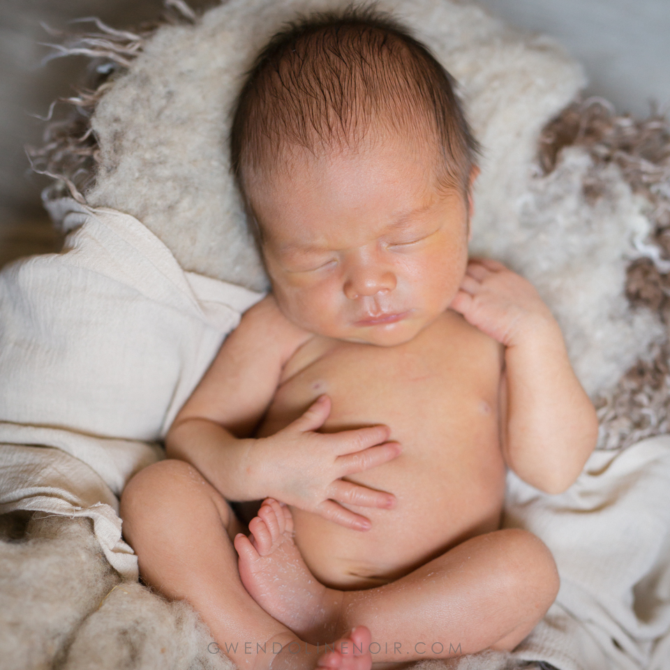 Photographe nouveau-ne bebe nourrisson seance photo lyon bebe naissance newborn posing-11