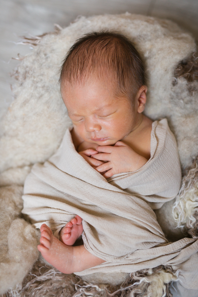 Photographe nouveau-ne bebe nourrisson seance photo lyon bebe naissance newborn posing-13