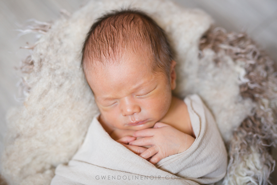 Photographe nouveau-ne bebe nourrisson seance photo lyon bebe naissance newborn posing-14