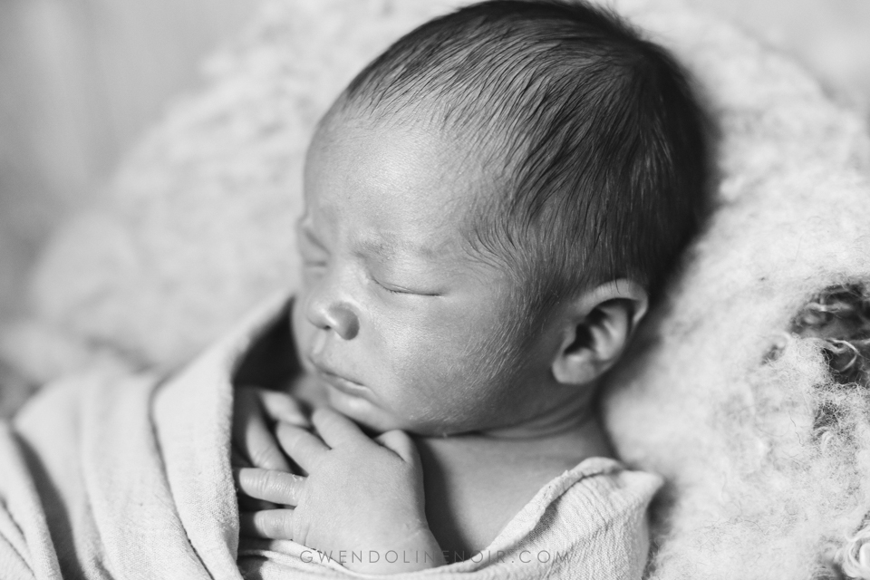 Photographe nouveau-ne bebe nourrisson seance photo lyon bebe naissance newborn posing-15