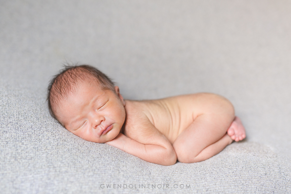 Photographe nouveau-ne bebe nourrisson seance photo lyon bebe naissance newborn posing-16