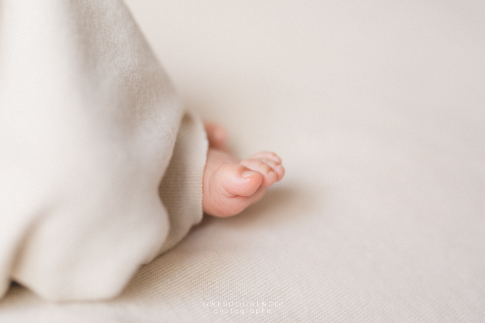 Photographe nouveau-ne nourrisson seance photo naissance bebe Lyon newborn posing art-1