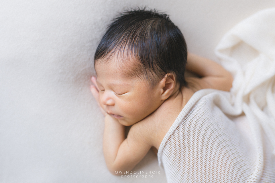 Photographe nouveau-ne nourrisson seance photo naissance bebe Lyon newborn posing art-10