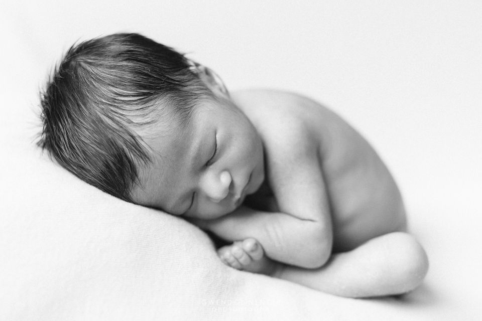 Photographe nouveau-ne nourrisson seance photo naissance bebe Lyon newborn posing art-12