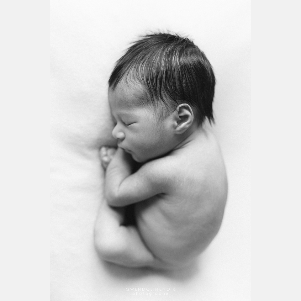 Photographe nouveau-ne nourrisson seance photo naissance bebe Lyon newborn posing art-13