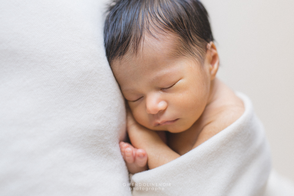 Photographe nouveau-ne nourrisson seance photo naissance bebe Lyon newborn posing art-14