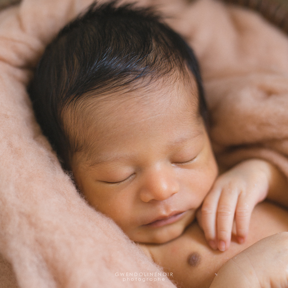 Photographe nouveau-ne nourrisson seance photo naissance bebe Lyon newborn posing art-3