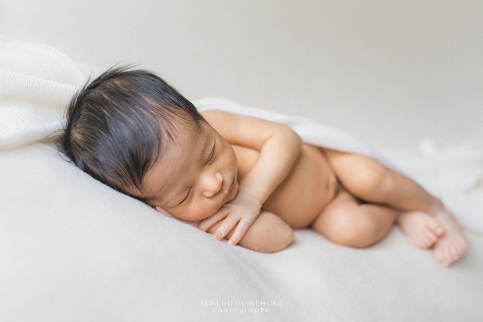 Photographe nouveau-ne nourrisson seance photo naissance bebe Lyon newborn posing art-6