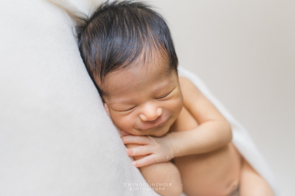 Photographe nouveau-ne nourrisson seance photo naissance bebe Lyon newborn posing art-7