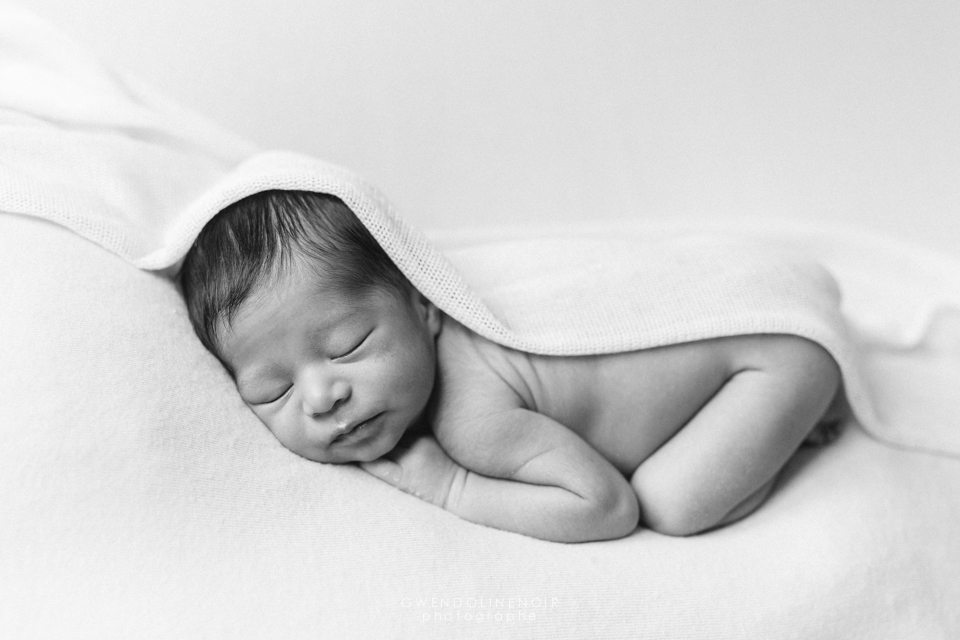 Photographe nouveau-ne nourrisson seance photo naissance bebe Lyon newborn posing art-8