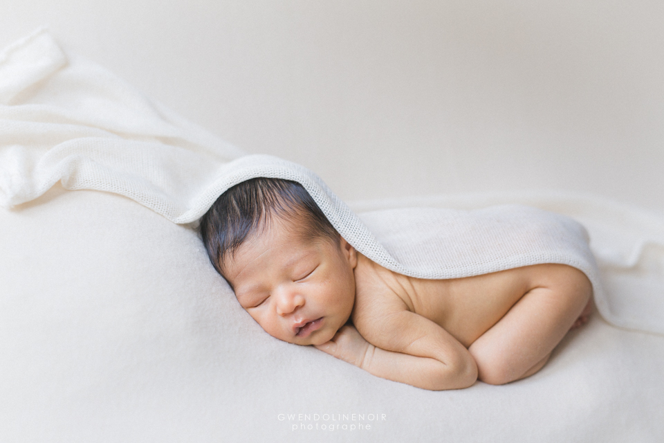 Photographe nouveau-ne nourrisson seance photo naissance bebe Lyon newborn posing art-9