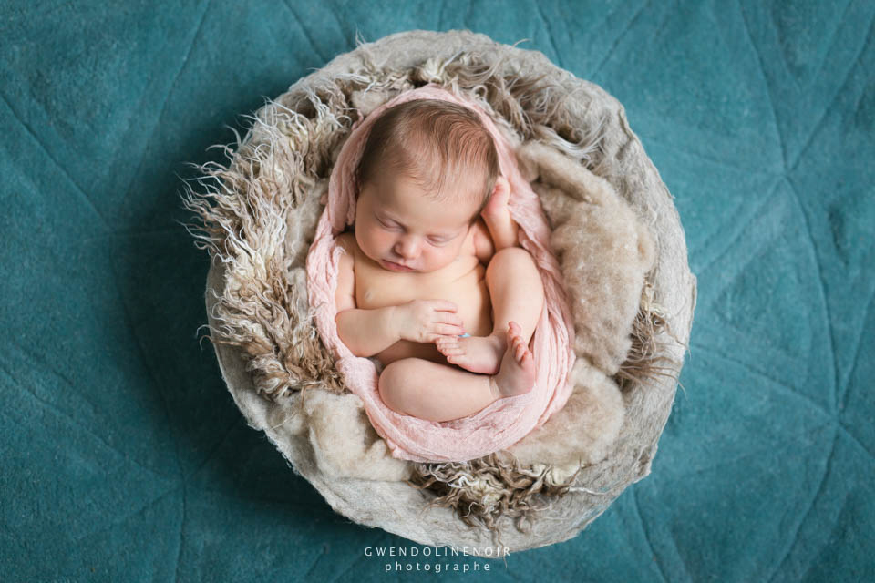 Photographe bebe nouveau-ne nourrisson Lyon seance photo maternite grossesse femme enceinte newborn posing-10