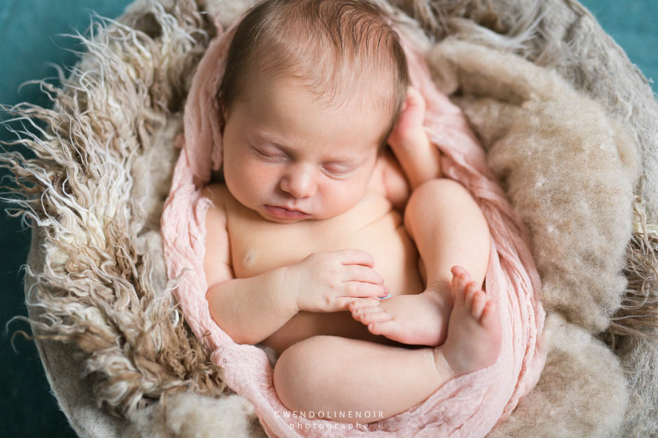 Photographe bebe nouveau-ne nourrisson Lyon seance photo maternite grossesse femme enceinte newborn posing-11