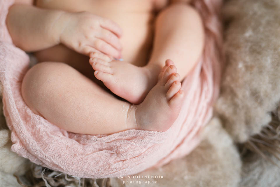 Photographe bebe nouveau-ne nourrisson Lyon seance photo maternite grossesse femme enceinte newborn posing-12