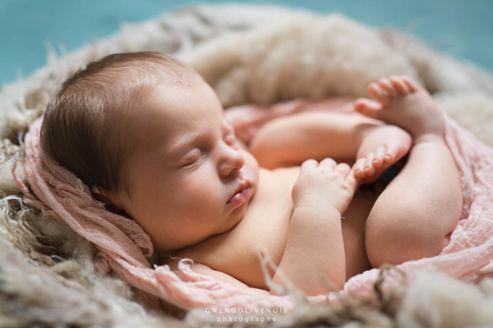 Photographe bebe nouveau-ne nourrisson Lyon seance photo maternite grossesse femme enceinte newborn posing-13