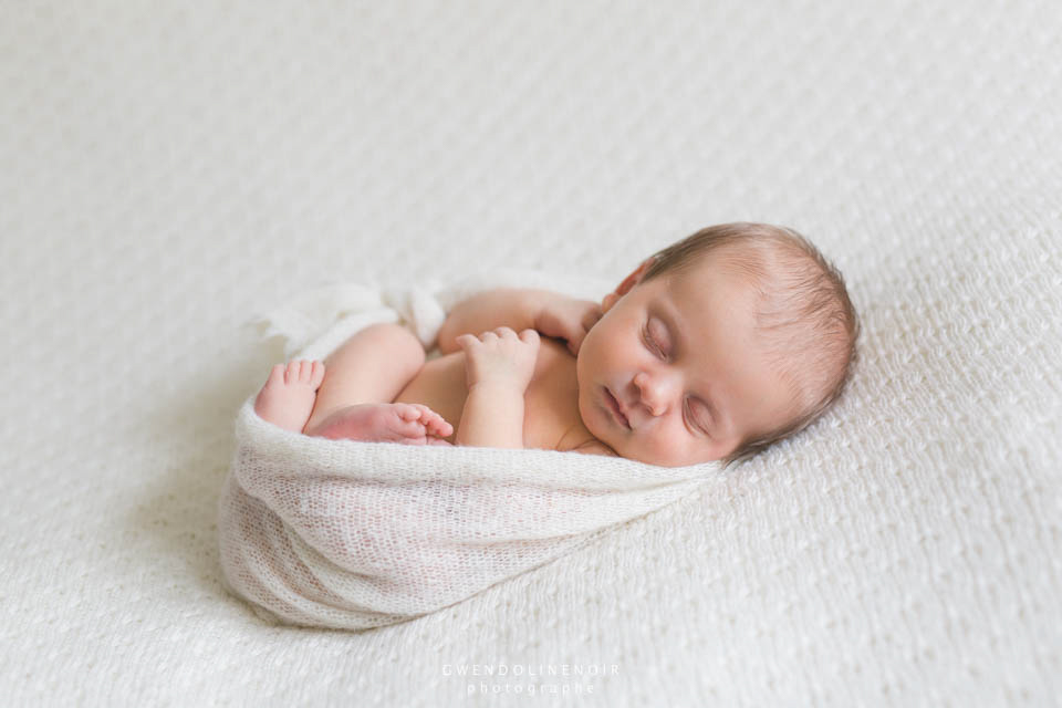 Photographe bebe nouveau-ne nourrisson Lyon seance photo maternite grossesse femme enceinte newborn posing-2