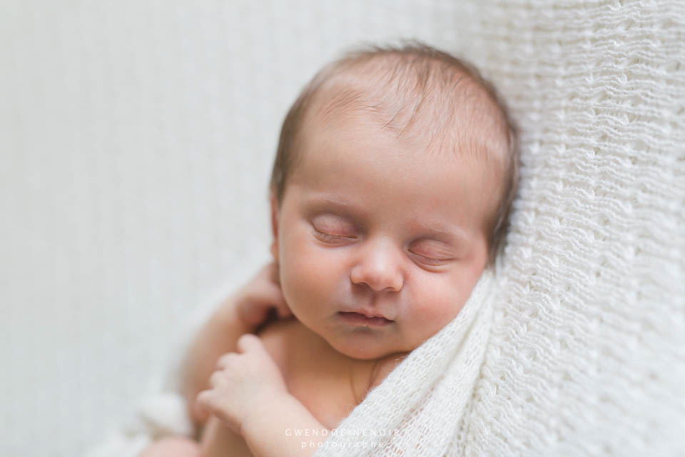 Photographe bebe nouveau-ne nourrisson Lyon seance photo maternite grossesse femme enceinte newborn posing-3