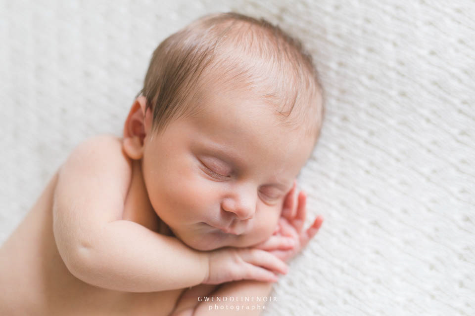 Photographe bebe nouveau-ne nourrisson Lyon seance photo maternite grossesse femme enceinte newborn posing-4
