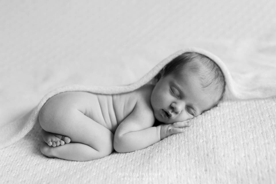 Photographe bebe nouveau-ne nourrisson Lyon seance photo maternite grossesse femme enceinte newborn posing-5