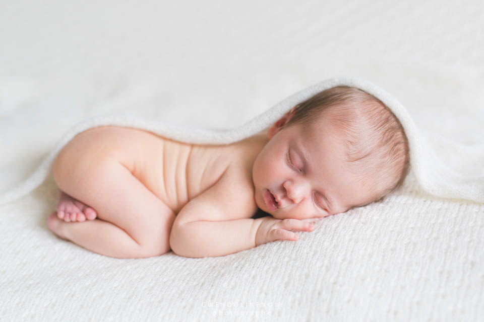 Photographe bebe nouveau-ne nourrisson Lyon seance photo maternite grossesse femme enceinte newborn posing-6
