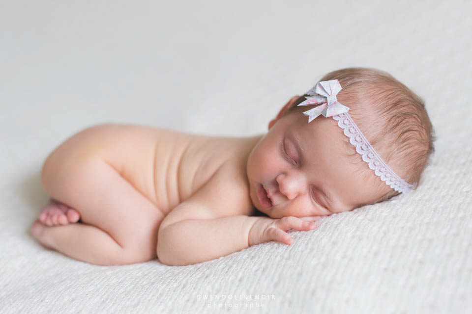 Photographe bebe nouveau-ne nourrisson Lyon seance photo maternite grossesse femme enceinte newborn posing-8