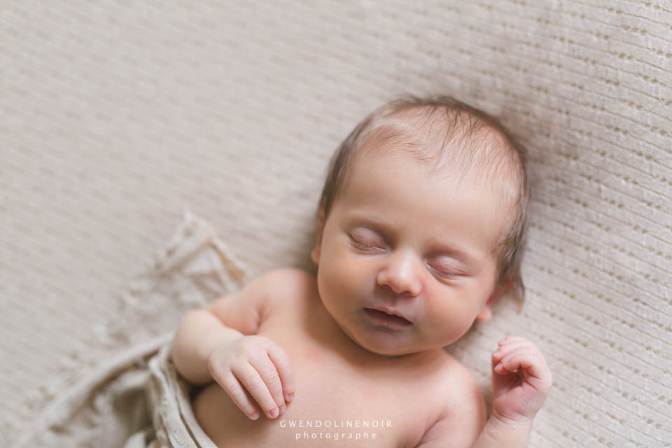 Photographe bebe nouveau-ne nourrisson Lyon seance photo maternite grossesse femme enceinte newborn posing-9