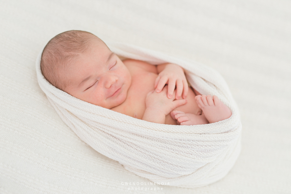 photographe-nouveau-ne-bebe-lyon-rhone-alpes-seance-photo-naissance-nourrisson-maternite-grossesse-femme-enceinte-newborn-posing-1