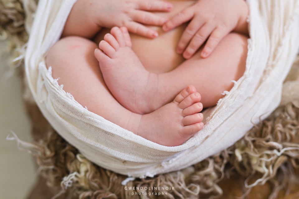 photographe-nouveau-ne-bebe-lyon-rhone-alpes-seance-photo-naissance-nourrisson-maternite-grossesse-femme-enceinte-newborn-posing-10