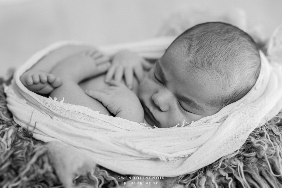 photographe-nouveau-ne-bebe-lyon-rhone-alpes-seance-photo-naissance-nourrisson-maternite-grossesse-femme-enceinte-newborn-posing-11