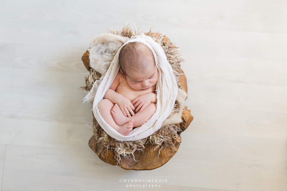 photographe-nouveau-ne-bebe-lyon-rhone-alpes-seance-photo-naissance-nourrisson-maternite-grossesse-femme-enceinte-newborn-posing-15