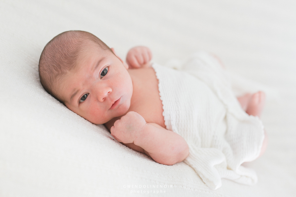 photographe-nouveau-ne-bebe-lyon-rhone-alpes-seance-photo-naissance-nourrisson-maternite-grossesse-femme-enceinte-newborn-posing-3