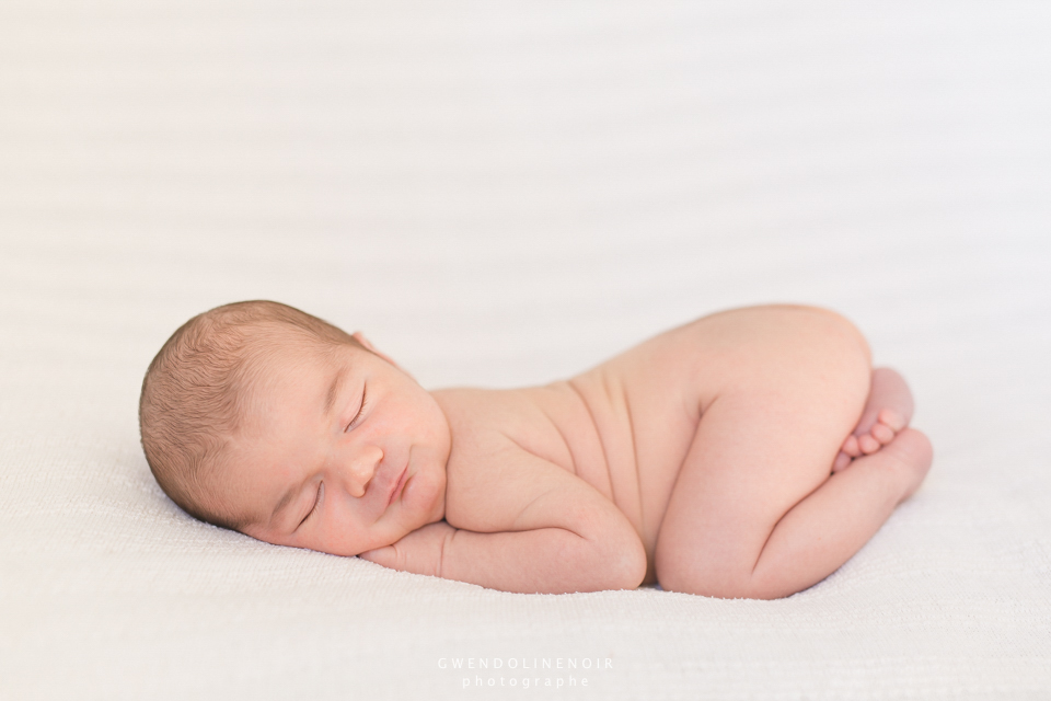 photographe-nouveau-ne-bebe-lyon-rhone-alpes-seance-photo-naissance-nourrisson-maternite-grossesse-femme-enceinte-newborn-posing-4