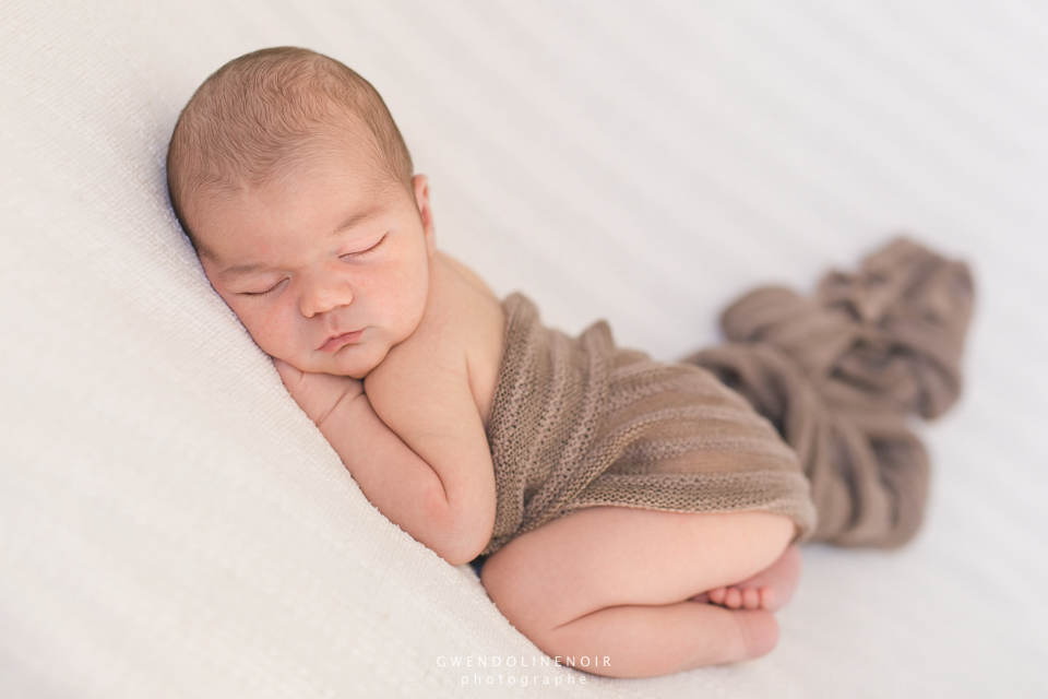 photographe-nouveau-ne-bebe-lyon-rhone-alpes-seance-photo-naissance-nourrisson-maternite-grossesse-femme-enceinte-newborn-posing-5