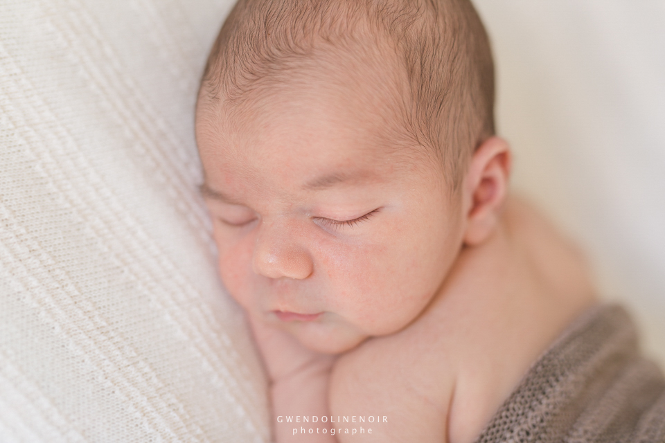 photographe-nouveau-ne-bebe-lyon-rhone-alpes-seance-photo-naissance-nourrisson-maternite-grossesse-femme-enceinte-newborn-posing-6
