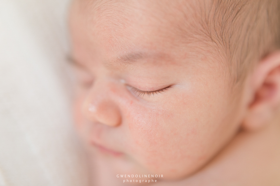 photographe-nouveau-ne-bebe-lyon-rhone-alpes-seance-photo-naissance-nourrisson-maternite-grossesse-femme-enceinte-newborn-posing-7