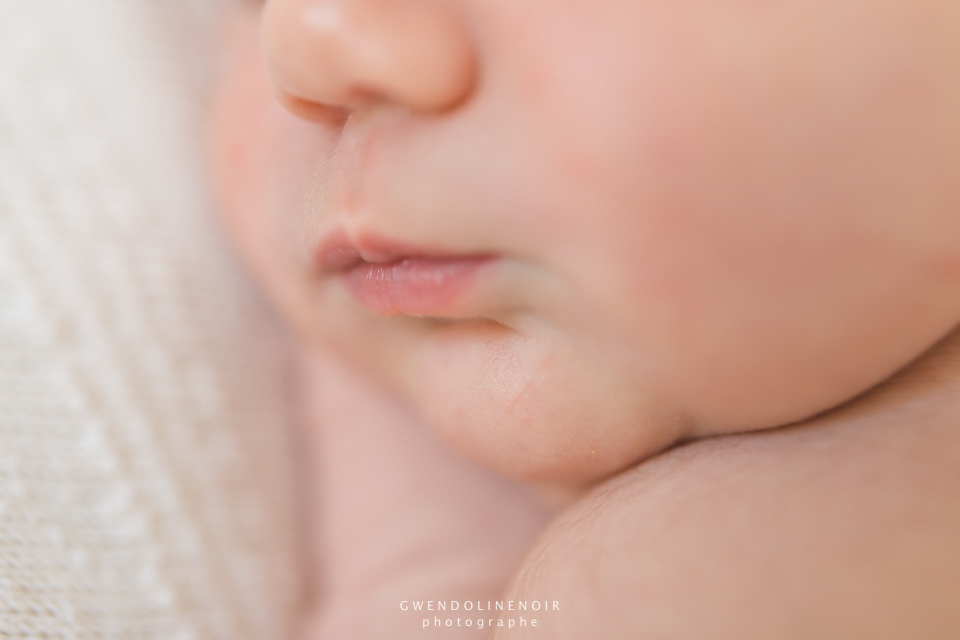 photographe-nouveau-ne-bebe-lyon-rhone-alpes-seance-photo-naissance-nourrisson-maternite-grossesse-femme-enceinte-newborn-posing-8