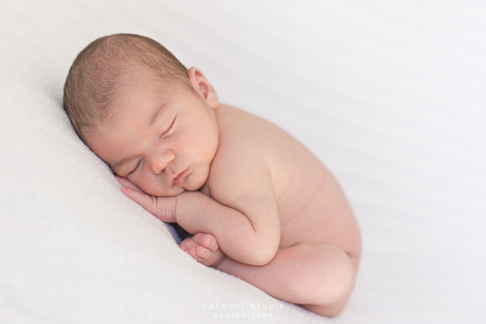 photographe-nouveau-ne-bebe-lyon-rhone-alpes-seance-photo-naissance-nourrisson-maternite-grossesse-femme-enceinte-newborn-posing-9