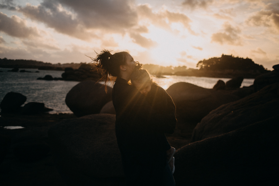 Photographe lifestyle famille mer plage family session bretagne lyon sunset lumiere enfants-35