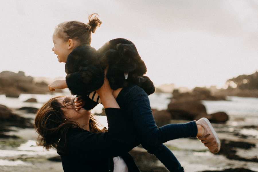 Photographe lifestyle famille mer plage family session bretagne lyon sunset lumiere enfants-6